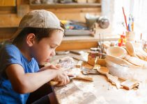 À partir de quel âge donner à son enfant un couteau d’apprentissage Montessori en bois ?