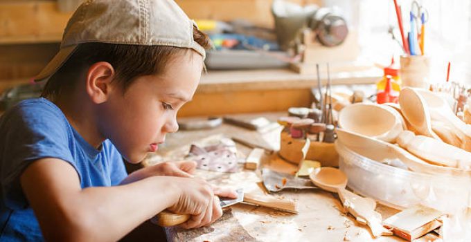 À partir de quel âge donner à son enfant un couteau d’apprentissage Montessori en bois ?